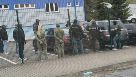 Colník čelí obvineniam z dlhodobého podplácania. Sudca nariadil väzbu