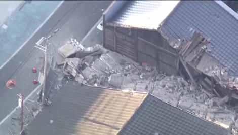 Silné zemetrasenie v Japonsku má už vyše 50 zranených, hlásia zrútené budovy aj požiare