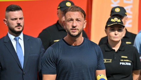 PS: Peniaze za hasičské autá išli na nesprávny účet. Opozícia chce odvolať Šutaja Eštoka