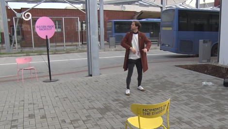 Na stanici v Trenčíne čakalo cestujúcich divadlo. Herec Pavol Seriš zahral priamo medzi nimi