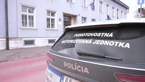 Trojica mladíkov brutálne napadla muža, ukradli mu peňaženku a cigarety