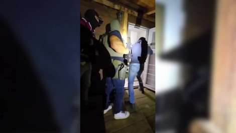 VIDEO: Polícia udrela na západnom Slovensku. Traja muži čelia obvineniam, jeden je vo väzbe