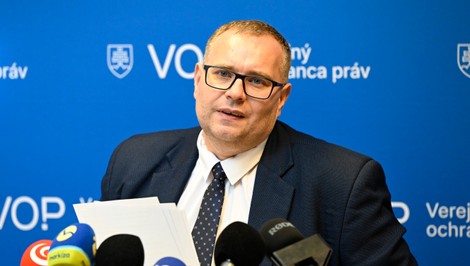 Ombudsman sa pridáva k opozícii. Pre zrušenie ÚOO mieri na Ústavný súd