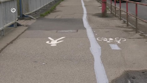 Krivé čiary a lampy v strede chodníka: Cyklotrasa v Ružomberku baví Slovákov