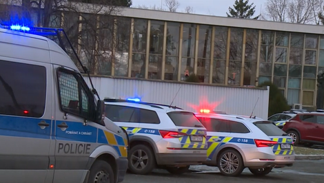 Policajt v Prahe zastrelil muža skákajúceho z okna, po zverejnení záberov čelí obvineniu