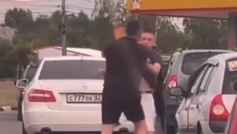 Putin pripustil problémy s nedostatkom pohonných hmôt. Ľudia sa pre benzín aj bijú