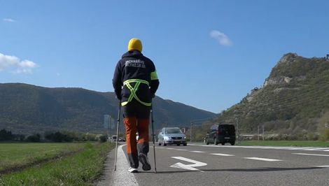 Malý Vilko bojuje so vzácnym ochorením. Jeho otec kráča naprieč Slovenskom, aby našiel darcov na liek