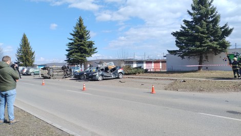 Vodič v Poprade stratil kontrolu nad vozidlom. Vrazil do troch zaparkovaných áut