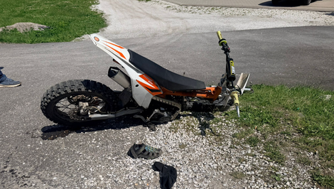 Dramatická nehoda: Na motorke viezol trojročné dieťa. Ani jeden z nich nemal prilbu