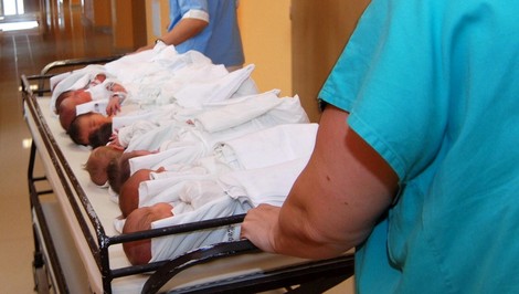 Tesársky rez alebo bodybuilding: Nemocnica zverejnila vtipné hlášky z pôrodnej sály