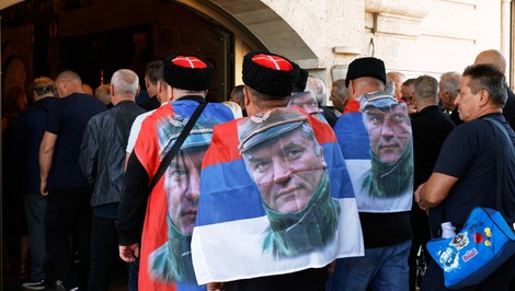 Tisíce ľudí sa zišli na pohrebe Ratka Mladiča. Pre časť Srbov zostáva hrdinom