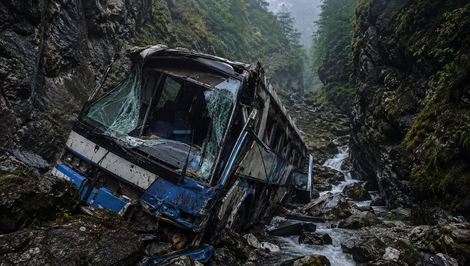 Autobus sa zrútil do rokliny, zahynuli desiatky ľudí