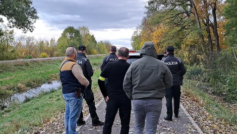 Trikrát súdne trestaný mladík sa pokúsil okradnúť dôchodcov počas bieleho dňa