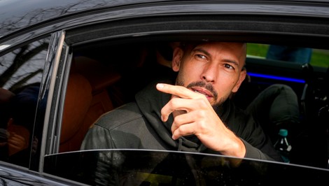 Zaistite návrat Andrewa Tatea späť pred súd v Británii - výzva pre britského premiéra