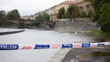 Jedno z dvoch dievčat sa utopilo vo Vltave. Policajti pri zásahu takmer utopili dve autá