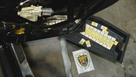 Pašoval cigarety v streche auta, teraz žiada od štátu jeho vrátenie