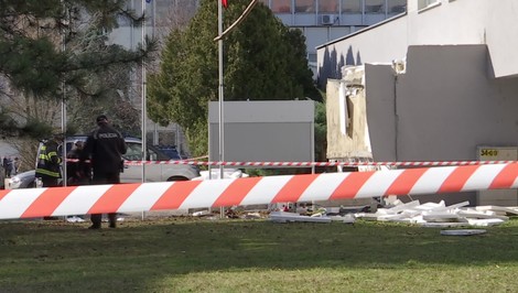 Prebral som sa pod troskami, opisuje Ján po páde strechy. Klientske centrum zostáva zatvorené