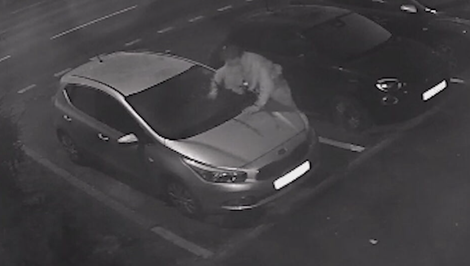 Nočné vyčíňanie v Nitre: Mladík poškodil desiatky áut, zachytili ho kamery