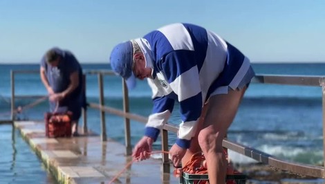 V Austrálii milujú studený oceán: Warren sa otužuje už neuveriteľných 57 rokov