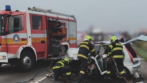 Vodič neprežil zrážku s nákladným autom. Polícia začala trestné stíhanie