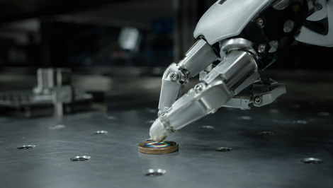 Robot sa dotkol mince. To, čo nasledovalo, šokovalo všetkých