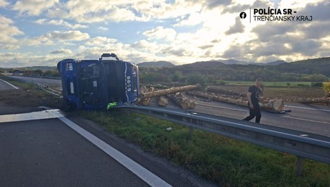 Diaľnica D1 pri Beluši je v smere na Žilinu neprejazdná v oboch smeroch