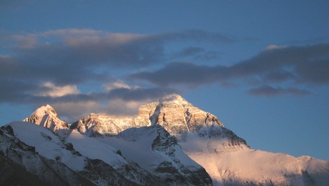 Falošné záchrany na Evereste: Turistov otrávili a poisťovne pripravili o milióny