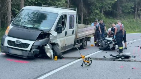 Vážna nehoda pri Spišskej Novej Vsi. Motocyklista sa zrazil s nákladným vozidlom