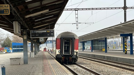 Na železničnej stanici v Košiciach sa vykoľajil vlak. Trať je čiastočne zničená