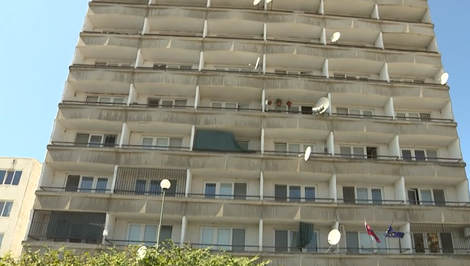 Policajná ubytovňa bola bez teplej vody: Zohrievali ju v kanvici a zmývali sa kýbľami