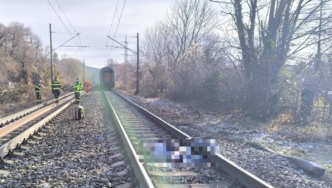Muž podľahol zraneniam po zrážke s vlakom. Doprava je v úseku obnovená v jednej koľaji