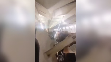Desivé chvíle vo vzduchu. Z Boeingu počas letu odpadávali časti interiéru