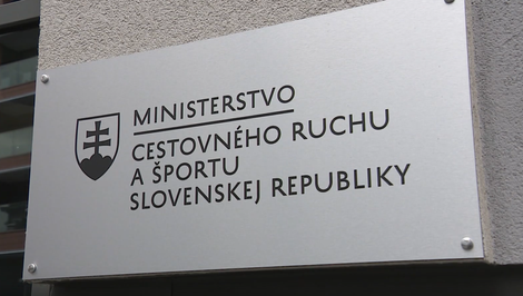 Spor o 10 miliónov pre slovenský futbal pokračuje. Peniaze zostávajú stopnuté