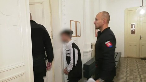 Súd poslal do väzby 16-ročného mladíka. Obvinený je z pokusu o úkladnú vraždu v Leviciach