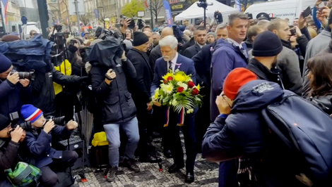 Po celom Česku si ľudia pripomenuli 17. november. Politici čelili ováciám aj piskotu