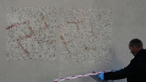 Páchateľ zanechal po nemeckých uliciach krvavé odkazy. Na autá a domy pomaľoval hákové kríže