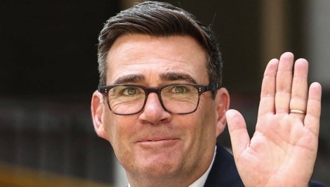 Burnham: Brexit priniesol Británii viac škody ako úžitku. Chce užšie vzťahy s EÚ