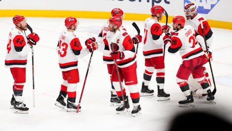 Carolina postúpila cez Ottawu, Penguins vykresali nádej