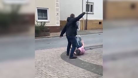 Manžel zaútočil na ženu nožom v pekárni. Zákazníci ju bránili lopatami aj valčekom na cesto