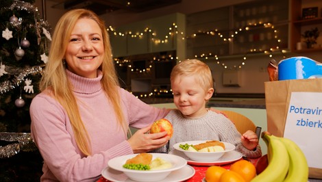 Tesco už 13 rokov spája Slovensko na pomoc ľuďom v núdzi. Najväčšia potravinová zbierka štartuje 20. novembra