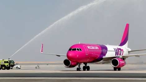 Lietadlo Wizz Air sa po zásahu bleskom vrátilo na bratislavské letisko
