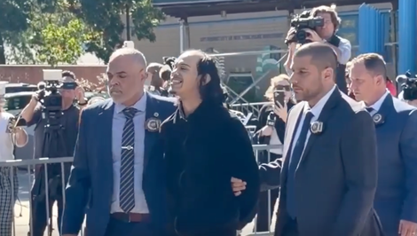 Z balkóna mal zhodiť partnerku aj dieťa. Po zadržaní sa vysmieval do kamier