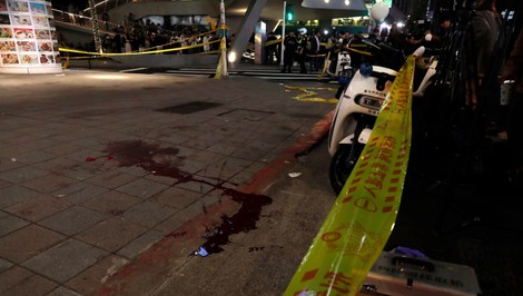 Muž v centre mesta smrteľne dobodal 3 ľudí. Predtým odpálil dymové bomby