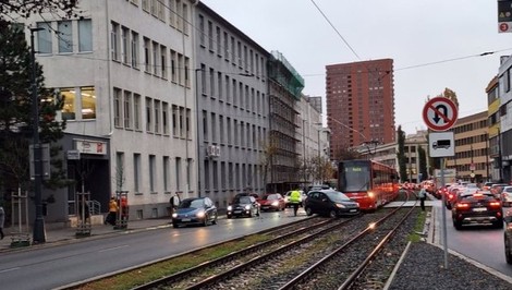 Na Račianskej ulici v Bratislave došlo k nehode, premávka električiek je prerušená