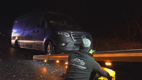 Oslepujúce svetlá a spadnutý strom spôsobili hrozivú nehodu. Dodávka narazila do osobného auta