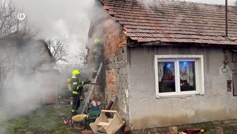 Požiar takmer pripravil päťčlennú rodinu o dom. Polícia preveruje úmyselné založenie