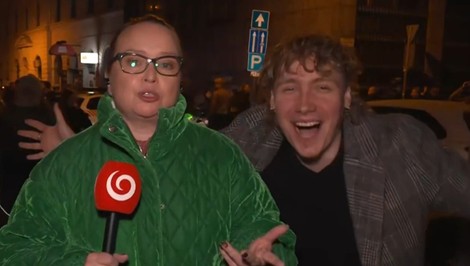Maďari jasajú v uliciach. V živom prenose prekričali aj redaktorku TV JOJ
