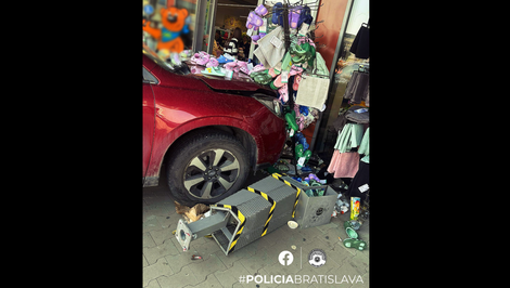 Auto skončilo vo výklade: 68-ročná vodička si mala pomýliť písmená na prevodovke