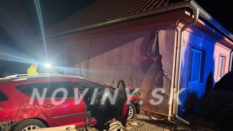Nočná jazda v Úľanoch nad Žitavou mala dramatickú dohru: Auto skončilo v dome