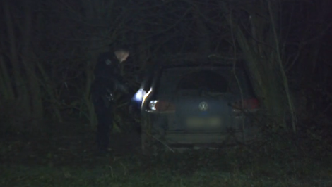 Policajná naháňačka sa skončila smrťou muža. Jeho partnerka chce poznať príčinu úmrtia